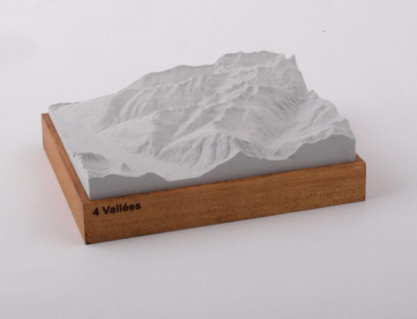 Dieses Bild zeigt ein Foto eines 3D Bergmodell oder Gebirgsmodell bzw. Landschaftsmodell vom Alpen-Skigebiet oder Berg 4 Vallees. Inhaber: Bergreliefs.de-Shop. Bergreliefs fertigt Modell von Alpen, Berg und Gebirge sowie Gebirgsmodell, 3D Modell, Bergrelief und Bergmodell als Geschenkidee oder Souvenier.