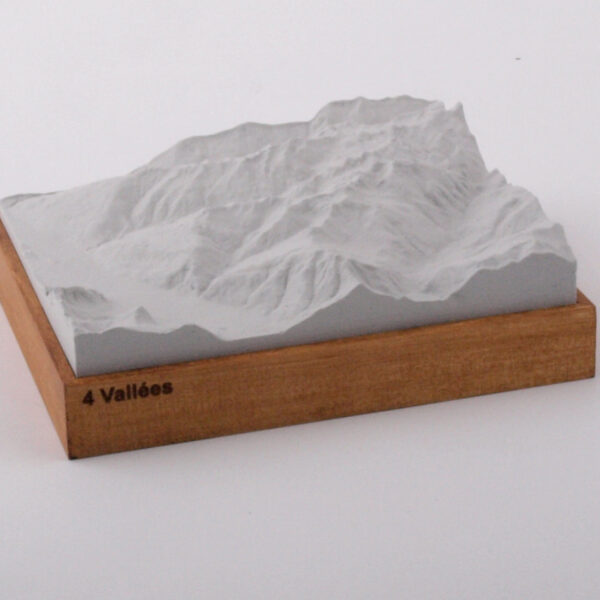 Dieses Bild zeigt ein Foto eines 3D Bergmodell oder Gebirgsmodell bzw. Landschaftsmodell vom Alpen-Skigebiet oder Berg 4 Vallees. Inhaber: Bergreliefs.de-Shop. Bergreliefs fertigt Modell von Alpen, Berg und Gebirge sowie Gebirgsmodell, 3D Modell, Bergrelief und Bergmodell als Geschenkidee oder Souvenier.