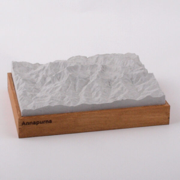Dieses Bild zeigt ein Foto eines 3D Bergmodell oder Gebirgsmodell bzw. Landschaftsmodell vom Alpen-Skigebiet oder Berg Annapurna. Inhaber: Bergreliefs.de-Shop. Bergreliefs fertigt Modell von Alpen, Berg und Gebirge sowie Gebirgsmodell, 3D Modell, Bergrelief und Bergmodell als Geschenkidee oder Souvenier.