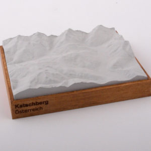 Dieses Bild zeigt ein Foto eines 3D Bergmodell oder Gebirgsmodell bzw. Landschaftsmodell vom Alpen-Skigebiet oder Berg Katschberg. Inhaber: Bergreliefs.de-Shop. Bergreliefs fertigt Modell von Alpen, Berg und Gebirge sowie Gebirgsmodell, 3D Modell, Bergrelief und Bergmodell als Geschenkidee oder Souvenier.