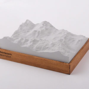 Dieses Bild zeigt ein Foto eines 3D Bergmodell oder Gebirgsmodell bzw. Landschaftsmodell vom Alpen-Skigebiet oder Berg Obertauern. Inhaber: Bergreliefs.de-Shop. Bergreliefs fertigt Modell von Alpen, Berg und Gebirge sowie Gebirgsmodell, 3D Modell, Bergrelief und Bergmodell als Geschenkidee oder Souvenier.