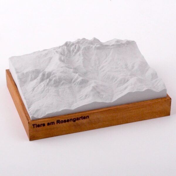 Dieses Bild zeigt ein Foto eines 3D Bergmodell oder Gebirgsmodell bzw. Landschaftsmodell vom Alpen-Skigebiet oder Berg Tiers am Rosengarten. Inhaber: Bergreliefs.de-Shop. Bergreliefs fertigt Modell von Alpen, Berg und Gebirge sowie Gebirgsmodell, 3D Modell, Bergrelief und Bergmodell als Geschenkidee oder Souvenier.