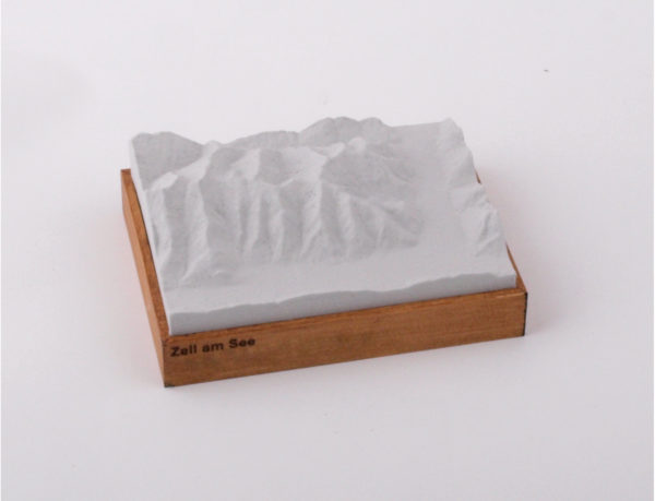 Dieses Bild zeigt ein Foto eines 3D Bergmodell oder Gebirgsmodell bzw. Landschaftsmodell vom Alpen-Skigebiet oder Berg Zell am See. Inhaber: Bergreliefs.de-Shop. Bergreliefs fertigt Modell von Alpen, Berg und Gebirge sowie Gebirgsmodell, 3D Modell, Bergrelief und Bergmodell als Geschenkidee oder Souvenier.