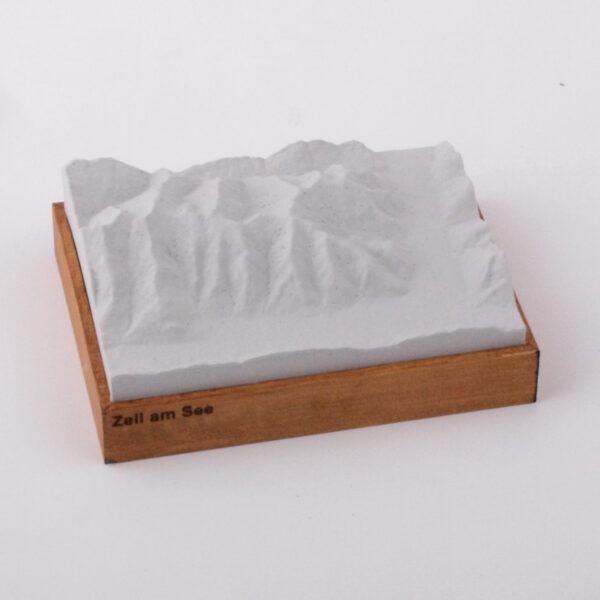 Dieses Bild zeigt ein Foto eines 3D Bergmodell oder Gebirgsmodell bzw. Landschaftsmodell vom Alpen-Skigebiet oder Berg Zell am See. Inhaber: Bergreliefs.de-Shop. Bergreliefs fertigt Modell von Alpen, Berg und Gebirge sowie Gebirgsmodell, 3D Modell, Bergrelief und Bergmodell als Geschenkidee oder Souvenier.