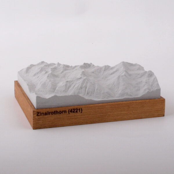 Dieses Bild zeigt ein Foto eines 3D Bergmodell oder Gebirgsmodell bzw. Landschaftsmodell vom Alpen-Skigebiet oder Berg Zinalrothorn. Inhaber: Bergreliefs.de-Shop. Bergreliefs fertigt Modell von Alpen, Berg und Gebirge sowie Gebirgsmodell, 3D Modell, Bergrelief und Bergmodell als Geschenkidee oder Souvenier.