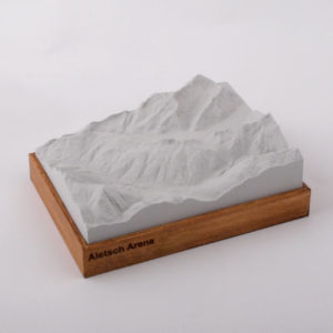 Dieses Bild zeigt ein Foto eines 3D Bergmodell oder Gebirgsmodell bzw. Landschaftsmodell vom Alpen-Skigebiet oder Berg Aletsch Arena. Inhaber: Bergreliefs.de-Shop. Bergreliefs fertigt Modell von Alpen, Berg und Gebirge sowie Gebirgsmodell, 3D Modell, Bergrelief und Bergmodell als Geschenkidee oder Souvenier.
