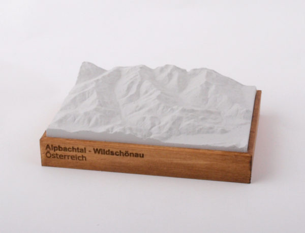 Dieses Bild zeigt ein Foto eines 3D Bergmodell oder Gebirgsmodell bzw. Landschaftsmodell vom Alpen-Skigebiet oder Berg Alpbachtal - Wildschönau. Inhaber: Bergreliefs.de-Shop. Bergreliefs fertigt Modell von Alpen, Berg und Gebirge sowie Gebirgsmodell, 3D Modell, Bergrelief und Bergmodell als Geschenkidee oder Souvenier.