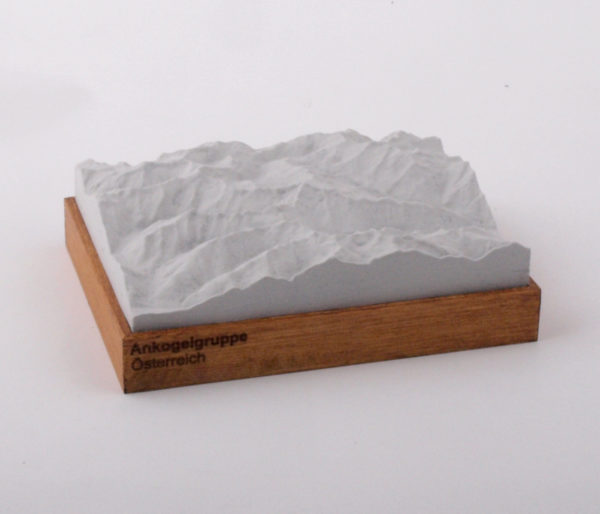 Dieses Bild zeigt ein Foto eines 3D Bergmodell oder Gebirgsmodell bzw. Landschaftsmodell vom Alpen-Skigebiet oder Berg ankogelgruppe. Inhaber: Bergreliefs.de-Shop. Bergreliefs fertigt Modell von Alpen, Berg und Gebirge sowie Gebirgsmodell, 3D Modell, Bergrelief und Bergmodell als Geschenkidee oder Souvenier.