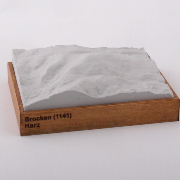 Dieses Bild zeigt ein Foto eines 3D Bergmodell oder Gebirgsmodell bzw. Landschaftsmodell vom Alpen-Skigebiet oder Berg Brocken. Inhaber: Bergreliefs.de-Shop. Bergreliefs fertigt Modell von Alpen, Berg und Gebirge sowie Gebirgsmodell, 3D Modell, Bergrelief und Bergmodell als Geschenkidee oder Souvenier.