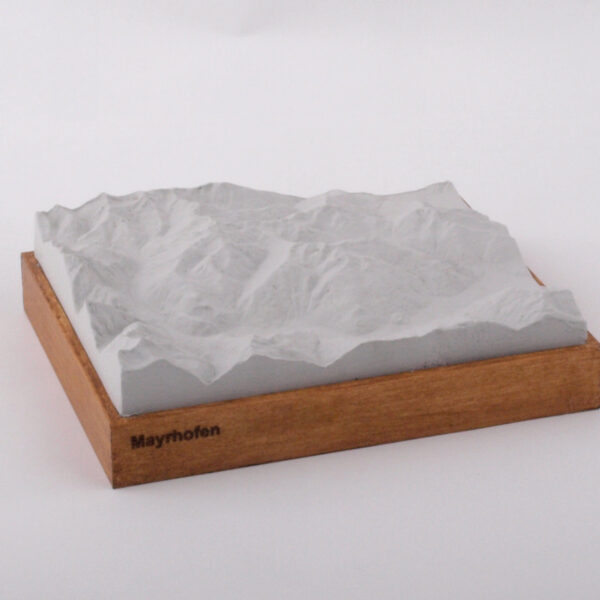 Dieses Bild zeigt ein Foto eines 3D Bergmodell oder Gebirgsmodell bzw. Landschaftsmodell vom Alpen-Skigebiet oder Berg Mayrhofen. Inhaber: Bergreliefs.de-Shop. Bergreliefs fertigt Modell von Alpen, Berg und Gebirge sowie Gebirgsmodell, 3D Modell, Bergrelief und Bergmodell als Geschenkidee oder Souvenier.