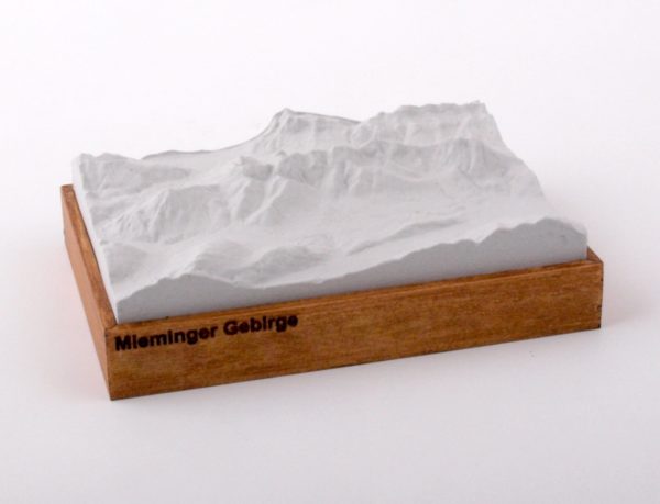 Dieses Bild zeigt ein Foto eines 3D Bergmodell oder Gebirgsmodell bzw. Landschaftsmodell vom Alpen-Skigebiet oder Berg Mieminger Gebirge. Inhaber: Bergreliefs.de-Shop. Bergreliefs fertigt Modell von Alpen, Berg und Gebirge sowie Gebirgsmodell, 3D Modell, Bergrelief und Bergmodell als Geschenkidee oder Souvenier.