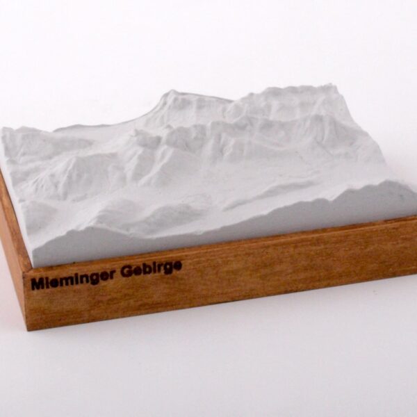 Dieses Bild zeigt ein Foto eines 3D Bergmodell oder Gebirgsmodell bzw. Landschaftsmodell vom Alpen-Skigebiet oder Berg Mieminger Gebirge. Inhaber: Bergreliefs.de-Shop. Bergreliefs fertigt Modell von Alpen, Berg und Gebirge sowie Gebirgsmodell, 3D Modell, Bergrelief und Bergmodell als Geschenkidee oder Souvenier.