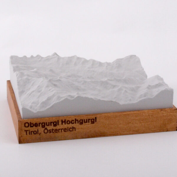 Dieses Bild zeigt ein Foto eines 3D Bergmodell oder Gebirgsmodell bzw. Landschaftsmodell vom Alpen-Skigebiet oder Berg obergurg-hochgurgl. Inhaber: Bergreliefs.de-Shop. Bergreliefs fertigt Modell von Alpen, Berg und Gebirge sowie Gebirgsmodell, 3D Modell, Bergrelief und Bergmodell als Geschenkidee oder Souvenier.