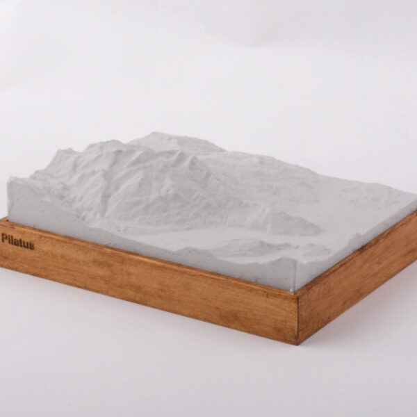 Dieses Bild zeigt ein Foto eines 3D Bergmodell oder Gebirgsmodell bzw. Landschaftsmodell vom Alpen-Skigebiet oder Berg Pilatus. Inhaber: Bergreliefs.de-Shop. Bergreliefs fertigt Modell von Alpen, Berg und Gebirge sowie Gebirgsmodell, 3D Modell, Bergrelief und Bergmodell als Geschenkidee oder Souvenier.
