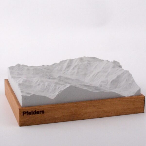 Dieses Bild zeigt ein Foto eines 3D Bergmodell oder Gebirgsmodell bzw. Landschaftsmodell vom Alpen-Skigebiet oder Berg Pfelders. Inhaber: Bergreliefs.de-Shop. Bergreliefs fertigt Modell von Alpen, Berg und Gebirge sowie Gebirgsmodell, 3D Modell, Bergrelief und Bergmodell als Geschenkidee oder Souvenier.