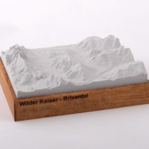 Dieses Bild zeigt ein Foto eines 3D Bergmodell oder Gebirgsmodell bzw. Landschaftsmodell vom Alpen-Skigebiet oder Berg Wilder Kaiser - Brixental. Inhaber: Bergreliefs.de-Shop. Bergreliefs fertigt Modell von Alpen, Berg und Gebirge sowie Gebirgsmodell, 3D Modell, Bergrelief und Bergmodell als Geschenkidee oder Souvenier.