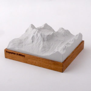 Dieses Bild zeigt ein Foto eines 3D Bergmodell oder Gebirgsmodell bzw. Landschaftsmodell vom Alpen-Skigebiet oder Berg Zugspitze. Inhaber: Bergreliefs.de-Shop. Bergreliefs fertigt Modell von Alpen, Berg und Gebirge sowie Gebirgsmodell, 3D Modell, Bergrelief und Bergmodell als Geschenkidee oder Souvenier.