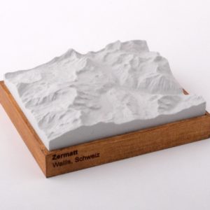 Dieses Bild zeigt ein Foto eines 3D Bergmodell oder Gebirgsmodell bzw. Landschaftsmodell vom Alpen-Skigebiet oder Berg Zermatt. Inhaber: Bergreliefs.de-Shop. Bergreliefs fertigt Modell von Alpen, Berg und Gebirge sowie Gebirgsmodell, 3D Modell, Bergrelief und Bergmodell als Geschenkidee oder Souvenier.