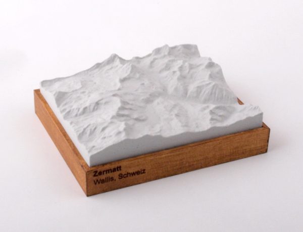 Dieses Bild zeigt ein Foto eines 3D Bergmodell oder Gebirgsmodell bzw. Landschaftsmodell vom Alpen-Skigebiet oder Berg Zermatt. Inhaber: Bergreliefs.de-Shop. Bergreliefs fertigt Modell von Alpen, Berg und Gebirge sowie Gebirgsmodell, 3D Modell, Bergrelief und Bergmodell als Geschenkidee oder Souvenier.