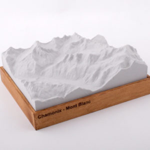 Dieses Bild zeigt ein Foto eines 3D Bergmodell oder Gebirgsmodell bzw. Landschaftsmodell vom Alpen-Skigebiet oder Berg Chamonix Mont Blanc. Inhaber: Bergreliefs.de-Shop. Bergreliefs fertigt Modell von Alpen, Berg und Gebirge sowie Gebirgsmodell, 3D Modell, Bergrelief und Bergmodell als Geschenkidee oder Souvenier.