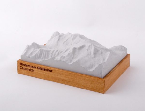 Dieses Bild zeigt ein Foto eines 3D Bergmodell oder Gebirgsmodell bzw. Landschaftsmodell vom Alpen-Skigebiet oder Berg Hintertuxer Gletscher. Inhaber: Bergreliefs.de-Shop. Bergreliefs fertigt Modell von Alpen, Berg und Gebirge sowie Gebirgsmodell, 3D Modell, Bergrelief und Bergmodell als Geschenkidee oder Souvenier.