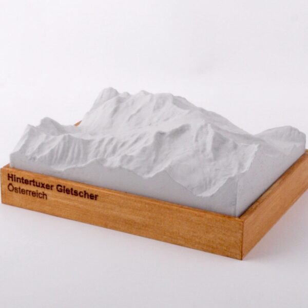 Dieses Bild zeigt ein Foto eines 3D Bergmodell oder Gebirgsmodell bzw. Landschaftsmodell vom Alpen-Skigebiet oder Berg Hintertuxer Gletscher. Inhaber: Bergreliefs.de-Shop. Bergreliefs fertigt Modell von Alpen, Berg und Gebirge sowie Gebirgsmodell, 3D Modell, Bergrelief und Bergmodell als Geschenkidee oder Souvenier.