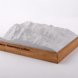Dieses Bild zeigt ein Foto eines 3D Bergmodell oder Gebirgsmodell bzw. Landschaftsmodell vom Alpen-Skigebiet oder Berg Kaprun - Kitzsteinhorn. Inhaber: Bergreliefs.de-Shop. Bergreliefs fertigt Modell von Alpen, Berg und Gebirge sowie Gebirgsmodell, 3D Modell, Bergrelief und Bergmodell als Geschenkidee oder Souvenier.
