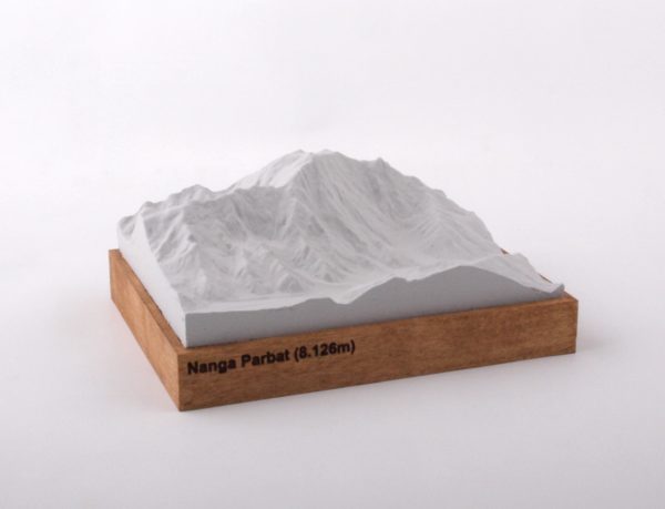Dieses Bild zeigt ein Foto eines 3D Bergmodell oder Gebirgsmodell bzw. Landschaftsmodell vom Alpen-Skigebiet oder Berg Nanga Parbat. Inhaber: Bergreliefs.de-Shop. Bergreliefs fertigt Modell von Alpen, Berg und Gebirge sowie Gebirgsmodell, 3D Modell, Bergrelief und Bergmodell als Geschenkidee oder Souvenier.