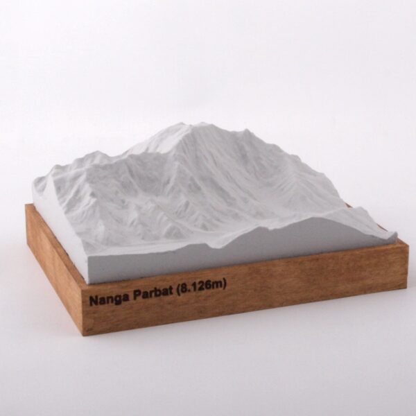 Dieses Bild zeigt ein Foto eines 3D Bergmodell oder Gebirgsmodell bzw. Landschaftsmodell vom Alpen-Skigebiet oder Berg Nanga Parbat. Inhaber: Bergreliefs.de-Shop. Bergreliefs fertigt Modell von Alpen, Berg und Gebirge sowie Gebirgsmodell, 3D Modell, Bergrelief und Bergmodell als Geschenkidee oder Souvenier.