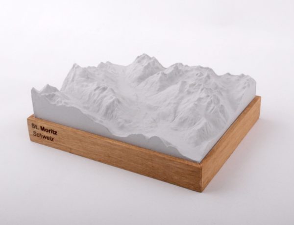 Dieses Bild zeigt ein Foto eines 3D Bergmodell oder Gebirgsmodell bzw. Landschaftsmodell vom Alpen-Skigebiet oder Berg St Moritz. Inhaber: Bergreliefs.de-Shop. Bergreliefs fertigt Modell von Alpen, Berg und Gebirge sowie Gebirgsmodell, 3D Modell, Bergrelief und Bergmodell als Geschenkidee oder Souvenier.