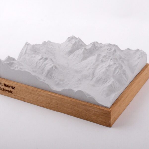 Dieses Bild zeigt ein Foto eines 3D Bergmodell oder Gebirgsmodell bzw. Landschaftsmodell vom Alpen-Skigebiet oder Berg St Moritz. Inhaber: Bergreliefs.de-Shop. Bergreliefs fertigt Modell von Alpen, Berg und Gebirge sowie Gebirgsmodell, 3D Modell, Bergrelief und Bergmodell als Geschenkidee oder Souvenier.
