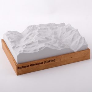 Dieses Bild zeigt ein Foto eines 3D Bergmodell oder Gebirgsmodell bzw. Landschaftsmodell vom Alpen-Skigebiet oder Berg Stubaier Gletscher. Inhaber: Bergreliefs.de-Shop. Bergreliefs fertigt Modell von Alpen, Berg und Gebirge sowie Gebirgsmodell, 3D Modell, Bergrelief und Bergmodell als Geschenkidee oder Souvenier.