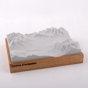Dieses Bild zeigt ein Foto eines 3D Bergmodell oder Gebirgsmodell bzw. Landschaftsmodell vom Alpen-Skigebiet oder Berg Cortina d'Ampezzo. Inhaber: Bergreliefs.de-Shop. Bergreliefs fertigt Modell von Alpen, Berg und Gebirge sowie Gebirgsmodell, 3D Modell, Bergrelief und Bergmodell als Geschenkidee oder Souvenier.