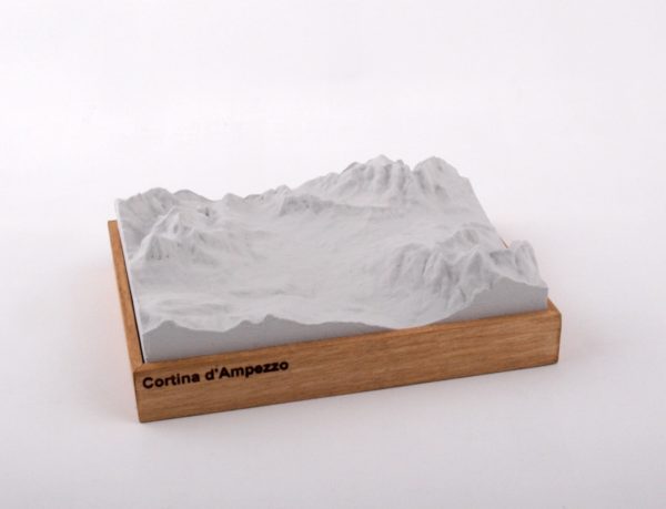 Dieses Bild zeigt ein Foto eines 3D Bergmodell oder Gebirgsmodell bzw. Landschaftsmodell vom Alpen-Skigebiet oder Berg Cortina d'Ampezzo. Inhaber: Bergreliefs.de-Shop. Bergreliefs fertigt Modell von Alpen, Berg und Gebirge sowie Gebirgsmodell, 3D Modell, Bergrelief und Bergmodell als Geschenkidee oder Souvenier.