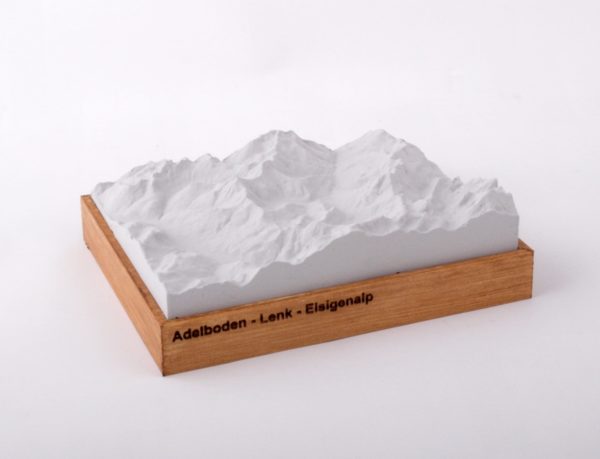 Dieses Bild zeigt ein Foto eines 3D Bergmodell oder Gebirgsmodell bzw. Landschaftsmodell vom Alpen-Skigebiet oder Berg Adelboden - Lenk. Inhaber: Bergreliefs.de-Shop. Bergreliefs fertigt Modell von Alpen, Berg und Gebirge sowie Gebirgsmodell, 3D Modell, Bergrelief und Bergmodell als Geschenkidee oder Souvenier.