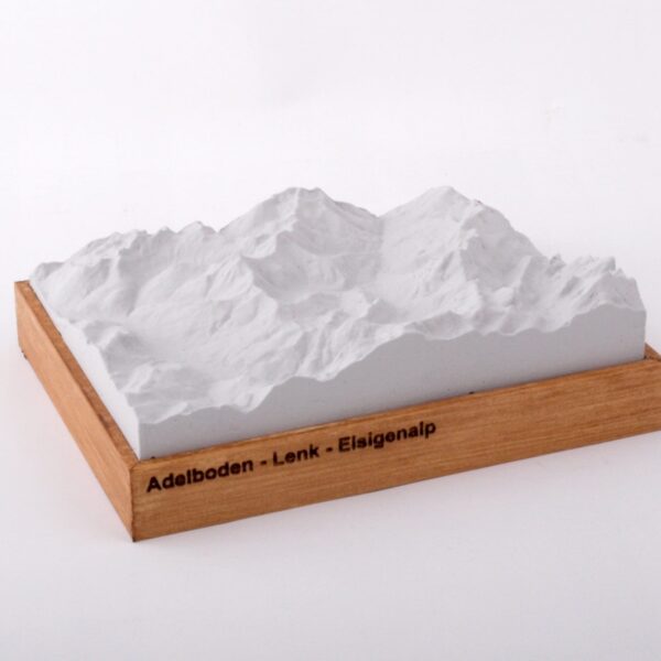 Dieses Bild zeigt ein Foto eines 3D Bergmodell oder Gebirgsmodell bzw. Landschaftsmodell vom Alpen-Skigebiet oder Berg Adelboden - Lenk. Inhaber: Bergreliefs.de-Shop. Bergreliefs fertigt Modell von Alpen, Berg und Gebirge sowie Gebirgsmodell, 3D Modell, Bergrelief und Bergmodell als Geschenkidee oder Souvenier.