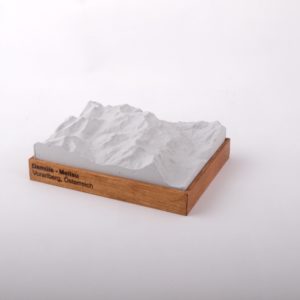 Dieses Bild zeigt ein Foto eines 3D Bergmodell oder Gebirgsmodell bzw. Landschaftsmodell vom Alpen-Skigebiet oder Berg Damüls Mellau Faschina. Inhaber: Bergreliefs.de-Shop. Bergreliefs fertigt Modell von Alpen, Berg und Gebirge sowie Gebirgsmodell, 3D Modell, Bergrelief und Bergmodell als Geschenkidee oder Souvenier.