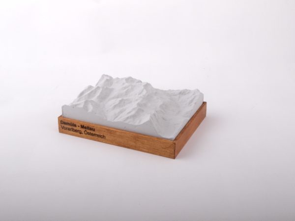 Dieses Bild zeigt ein Foto eines 3D Bergmodell oder Gebirgsmodell bzw. Landschaftsmodell vom Alpen-Skigebiet oder Berg Damüls Mellau Faschina. Inhaber: Bergreliefs.de-Shop. Bergreliefs fertigt Modell von Alpen, Berg und Gebirge sowie Gebirgsmodell, 3D Modell, Bergrelief und Bergmodell als Geschenkidee oder Souvenier.