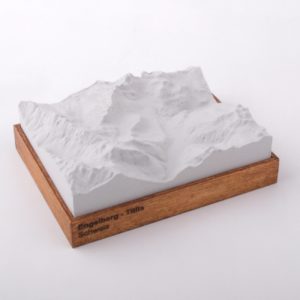 Dieses Bild zeigt ein Foto eines 3D Bergmodell oder Gebirgsmodell bzw. Landschaftsmodell vom Alpen-Skigebiet oder Berg Engelberg - Titlis. Inhaber: Bergreliefs.de-Shop. Bergreliefs fertigt Modell von Alpen, Berg und Gebirge sowie Gebirgsmodell, 3D Modell, Bergrelief und Bergmodell als Geschenkidee oder Souvenier.