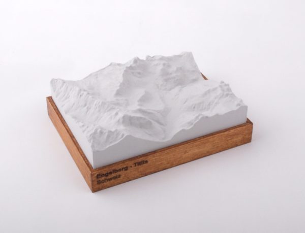 Dieses Bild zeigt ein Foto eines 3D Bergmodell oder Gebirgsmodell bzw. Landschaftsmodell vom Alpen-Skigebiet oder Berg Engelberg - Titlis. Inhaber: Bergreliefs.de-Shop. Bergreliefs fertigt Modell von Alpen, Berg und Gebirge sowie Gebirgsmodell, 3D Modell, Bergrelief und Bergmodell als Geschenkidee oder Souvenier.
