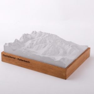 Dieses Bild zeigt ein Foto eines 3D Bergmodell oder Gebirgsmodell bzw. Landschaftsmodell vom Alpen-Skigebiet oder Berg Hochzillertal - Kaltenbach. Inhaber: Bergreliefs.de-Shop. Bergreliefs fertigt Modell von Alpen, Berg und Gebirge sowie Gebirgsmodell, 3D Modell, Bergrelief und Bergmodell als Geschenkidee oder Souvenier.