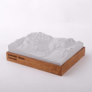 Dieses Bild zeigt ein Foto eines 3D Bergmodell oder Gebirgsmodell bzw. Landschaftsmodell vom Alpen-Skigebiet oder BergInnsbruck - Serles. Inhaber: Bergreliefs.de-Shop. Bergreliefs fertigt Modell von Alpen, Berg und Gebirge sowie Gebirgsmodell, 3D Modell, Bergrelief und Bergmodell als Geschenkidee oder Souvenier.