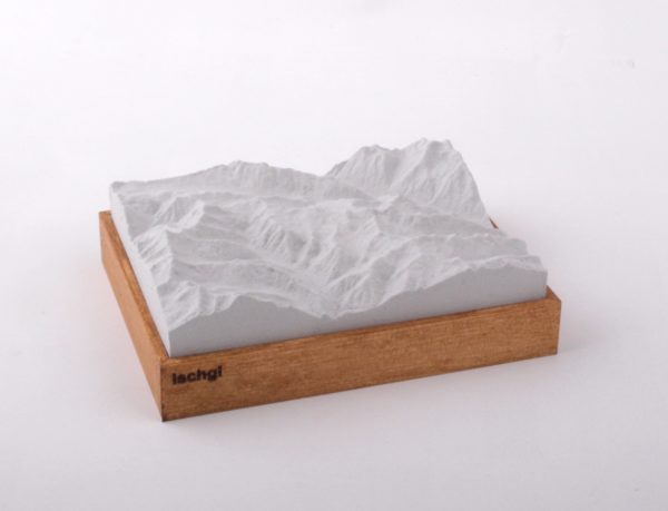Dieses Bild zeigt ein Foto eines 3D Bergmodell oder Gebirgsmodell bzw. Landschaftsmodell vom Alpen-Skigebiet oder Berg Ischgl. Inhaber: Bergreliefs.de-Shop. Bergreliefs fertigt Modell von Alpen, Berg und Gebirge sowie Gebirgsmodell, 3D Modell, Bergrelief und Bergmodell als Geschenkidee oder Souvenier.