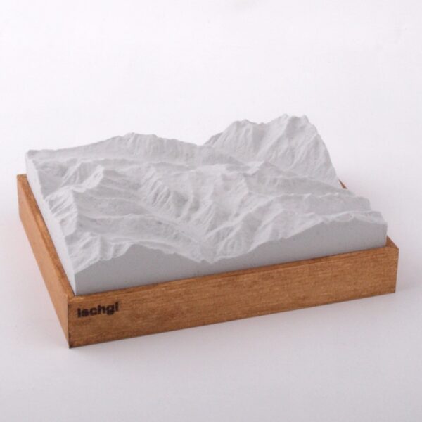 Dieses Bild zeigt ein Foto eines 3D Bergmodell oder Gebirgsmodell bzw. Landschaftsmodell vom Alpen-Skigebiet oder Berg Ischgl. Inhaber: Bergreliefs.de-Shop. Bergreliefs fertigt Modell von Alpen, Berg und Gebirge sowie Gebirgsmodell, 3D Modell, Bergrelief und Bergmodell als Geschenkidee oder Souvenier.