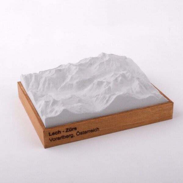 Dieses Bild zeigt ein Foto eines 3D Bergmodell oder Gebirgsmodell bzw. Landschaftsmodell vom Alpen-Skigebiet oder Berg Lech - Zürs. Inhaber: Bergreliefs.de-Shop. Bergreliefs fertigt Modell von Alpen, Berg und Gebirge sowie Gebirgsmodell, 3D Modell, Bergrelief und Bergmodell als Geschenkidee oder Souvenier.