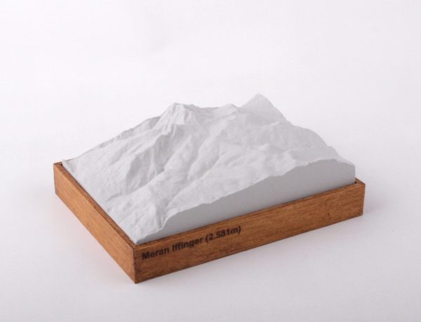 Dieses Bild zeigt ein Foto eines 3D Bergmodell oder Gebirgsmodell bzw. Landschaftsmodell vom Alpen-Skigebiet oder Berg Meran - Iffinger. Inhaber: Bergreliefs.de-Shop. Bergreliefs fertigt Modell von Alpen, Berg und Gebirge sowie Gebirgsmodell, 3D Modell, Bergrelief und Bergmodell als Geschenkidee oder Souvenier.