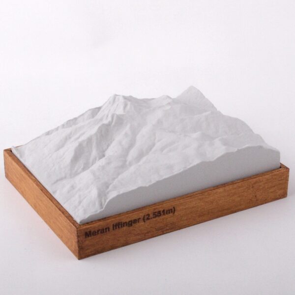 Dieses Bild zeigt ein Foto eines 3D Bergmodell oder Gebirgsmodell bzw. Landschaftsmodell vom Alpen-Skigebiet oder Berg Meran - Iffinger. Inhaber: Bergreliefs.de-Shop. Bergreliefs fertigt Modell von Alpen, Berg und Gebirge sowie Gebirgsmodell, 3D Modell, Bergrelief und Bergmodell als Geschenkidee oder Souvenier.