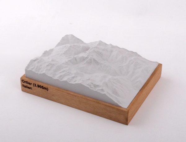 Dieses Bild zeigt ein Foto eines 3D Bergmodell oder Gebirgsmodell bzw. Landschaftsmodell vom Alpen-Skigebiet oder Berg Ortler. Inhaber: Bergreliefs.de-Shop. Bergreliefs fertigt Modell von Alpen, Berg und Gebirge sowie Gebirgsmodell, 3D Modell, Bergrelief und Bergmodell als Geschenkidee oder Souvenier.