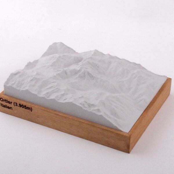 Dieses Bild zeigt ein Foto eines 3D Bergmodell oder Gebirgsmodell bzw. Landschaftsmodell vom Alpen-Skigebiet oder Berg Ortler. Inhaber: Bergreliefs.de-Shop. Bergreliefs fertigt Modell von Alpen, Berg und Gebirge sowie Gebirgsmodell, 3D Modell, Bergrelief und Bergmodell als Geschenkidee oder Souvenier.