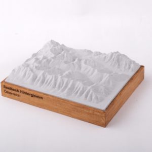 Dieses Bild zeigt ein Foto eines 3D Bergmodell oder Gebirgsmodell bzw. Landschaftsmodell vom Alpen-Skigebiet oder Berg Saalbach Hinterglemm. Inhaber: Bergreliefs.de-Shop. Bergreliefs fertigt Modell von Alpen, Berg und Gebirge sowie Gebirgsmodell, 3D Modell, Bergrelief und Bergmodell als Geschenkidee oder Souvenier.
